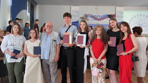 Изображение выглядит как одежда, человек, платье, Человеческое лицоКонтент, сгенерированный ИИ, может содержать ошибки.