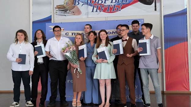 Изображение выглядит как одежда, человек, улыбка, Человеческое лицоКонтент, сгенерированный ИИ, может содержать ошибки.