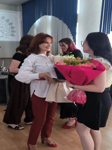 Изображение выглядит как человек, одежда, в помещении, стенаКонтент, сгенерированный ИИ, может содержать ошибки.