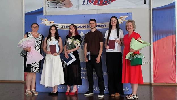 Изображение выглядит как одежда, человек, обувь, платьеКонтент, сгенерированный ИИ, может содержать ошибки.