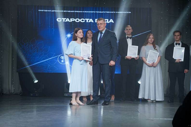 Изображение выглядит как одежда, человек, платье, костюмКонтент, сгенерированный ИИ, может содержать ошибки.