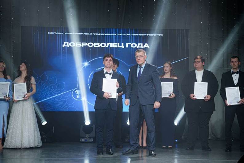 Изображение выглядит как одежда, человек, платье, костюмКонтент, сгенерированный ИИ, может содержать ошибки.