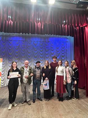 Изображение выглядит как одежда, человек, в помещении, занавескаКонтент, сгенерированный ИИ, может содержать ошибки.