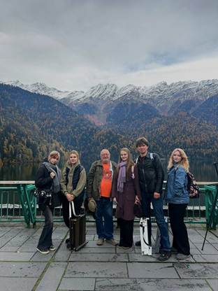 Изображение выглядит как одежда, человек, на открытом воздухе, небоКонтент, сгенерированный ИИ, может содержать ошибки.